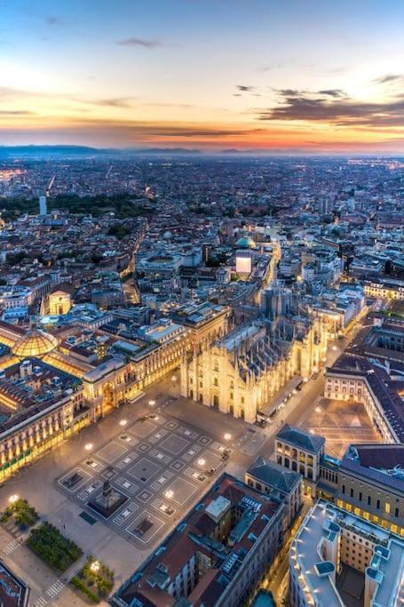 ミラノDuomo 10 Min Luxury • Terrazzo • Wi-Fi • Netflixアパートメント エクステリア 写真